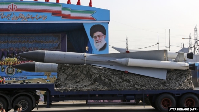 İran hərbi yük maşını parad zamanı zenit raketləri daşıyır.